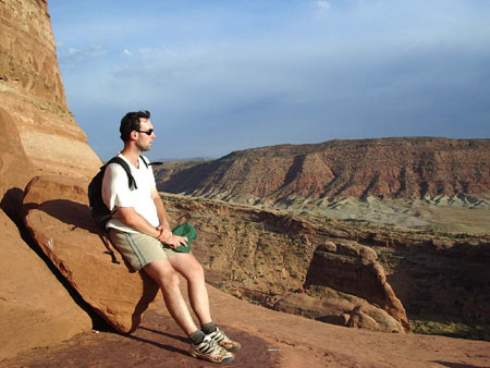 Un héros regardant Delicate Arch Un héros regardant Delicate Arch